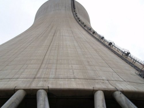 Torre De Refrigeración De La Central Nuclear De Ascó