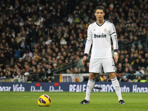 Cristiano Ronaldo preparado para lanzar una falta 