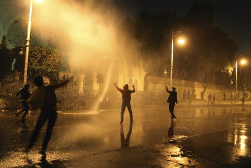 La policía egipcia lanza gases lacrimógenos contra manifestantes