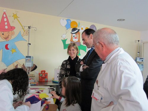 Llombart visita el Hospital de Día de Pediatría