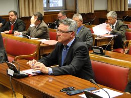 El senador Vicente Aparici pregunta en la Comisión de Medio Ambiente del Senado