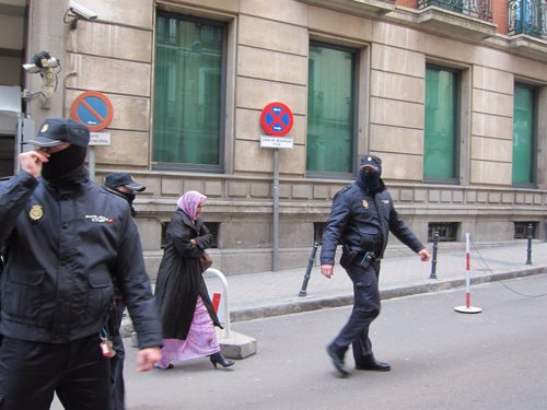 La activista Aminetu Haidar en las inmediaciones de la Audiencia Nacional