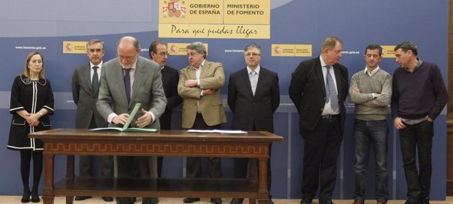 Foto: Sindicatos e Iberia firman en Fomento la propuesta del mediador, que pone fin a la huelga (EUROPA PRESS)
