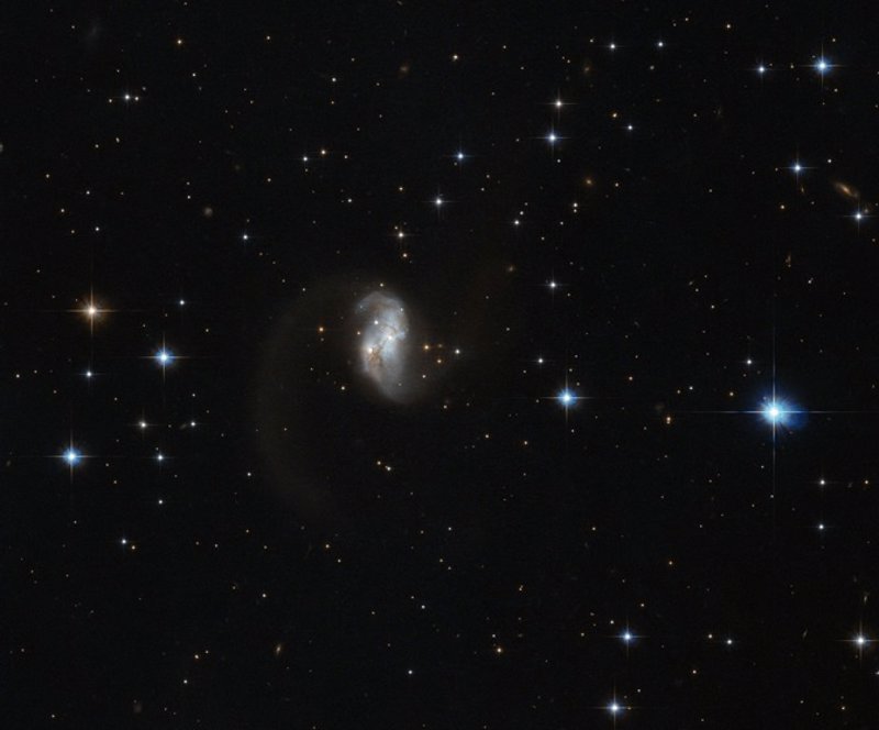 Hubble capta una galaxia con forma de gusano Hubble capta una galaxia con forma de gusano