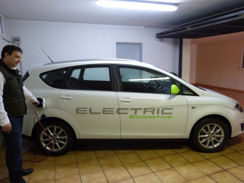 José Comabella, trabajador de Endesa, prueba un prototipo eléctrico de Seat
