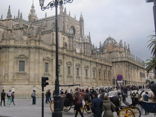 Turistas en Sevilla, Semana Santa, tiempo inestable, Catedral