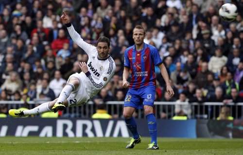Higuaín, del Real Madrid, marca un gran gol ante el Levante