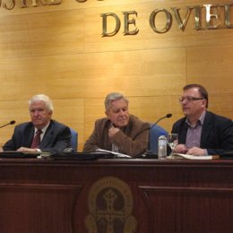 Los juristas Doñate y Villarejo junto al senador de IU Jesús Iglesias