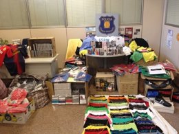Género falsificado intervenido en una parada del mercado de Santa Oliva