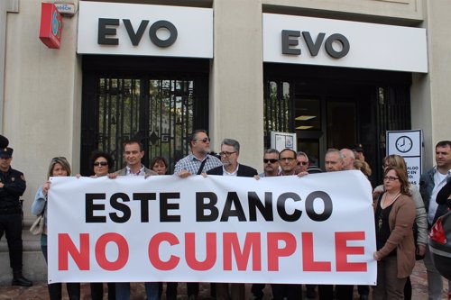 Acto de protesta realizado por el alcalde de Albal en una entidad bancaria.