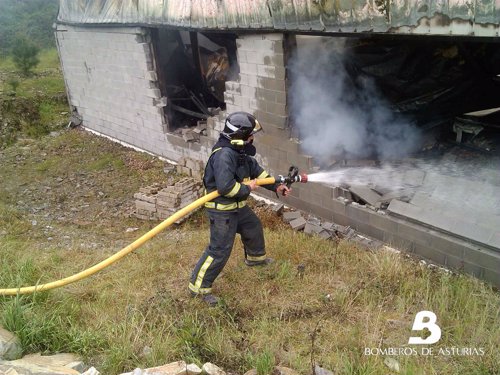 Incendio industrial en Santirso de Abres