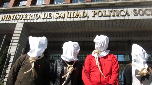 ‘Condenados a muerte’ por los recortes en VIH protestan ante Sanidad