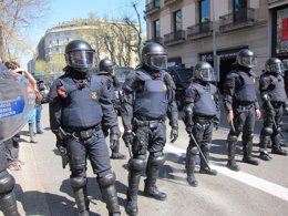 Mossos Antidisturbios Durante La Huelga En Barcelona