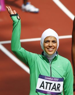 Sarah Attar, con velo, compitiendo por Arabia Saudí