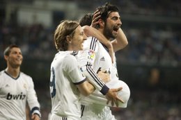 Raúl Albiol y Modric se abrazan tras el primer gol al Málaga