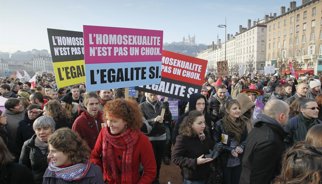 Hollande promulga la ley de matrimonio homosexual