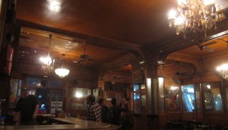 El mític bar Marsella busca local alternatiu al Raval perquè s'aboca al tancament