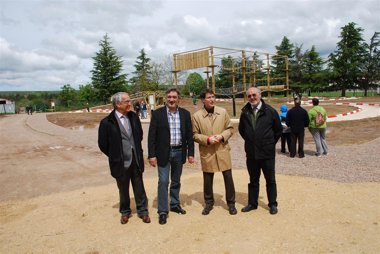 Foto: Gonzalo Capellán inaugura el parque de aventura 'Ojapark' en Santo Domingo de la Calzada (GOBIERNO DE LA RIOJA)