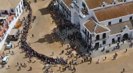 Foto: Las 16 últimas hermandades que están peregrinando hacia El Rocío llegan a lo largo de este sábado a la aldea (EUROPA PRESS/JUNTA)