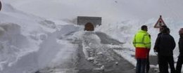Foto: Se suspende la subida a Sestriere por la nieve (LA GAZZETTA DELLO SPORT)