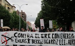 Foto: Unas 300 personas se manifiestan en Pamplona contra el ERE de Acciona (EUROPA PRESS)