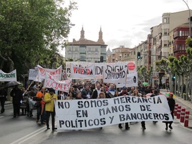 Foto: Cerca de 250 personas secundan la marcha convocada por Asamblea Logroño para conmemorar el segundo aniversario del 15M (EUROPA PRESS)