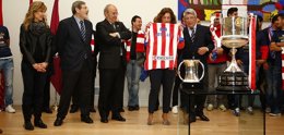 Foto: Ana Botella: "Espero volver a recibiros pero como campeones de Europa" (ATLÉTICO DE MADRID)