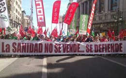 Foto: Nueva edición de la 'Marea Blanca' para protestar contra la externalización sanitaria (EUROPA PRESS)
