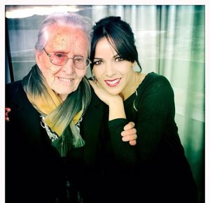 Consuelo, la yeya (abuela) de Raquel del Rosario... se gana a España