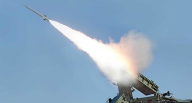 Foto: Corea del Norte dispara un cohete de corto alcance sobre el Mar de Japón  (REUTERS)