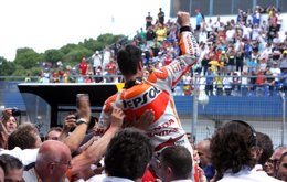 Foto: Pedrosa se corona bajo la lluvia y recupera el liderato (REPSOL MEDIA)