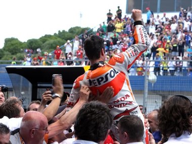 Foto: Pedrosa se corona bajo la lluvia y recupera el liderato (REPSOL MEDIA)
