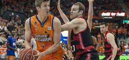 Foto: (Cro.) El Valencia será cabeza de serie en un 'play-offs' con el Blusens (ACB PHOTO /I. FERRERA)