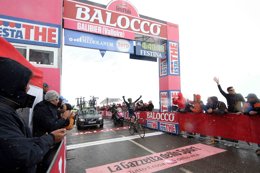 Foto: Visconti roza la épica bajo la nieve del Galibier (DANIELE BOTTALLO)