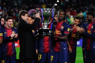Foto: Abidal y Vilanova levantan el 22º título de Liga del Barça (GETTY)