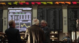 Foto: El Ibex avanza un 0,1% en la apertura y se acerca a los 8.600 puntos, con la prima de riesgo a la baja (EUROPA PRESS)