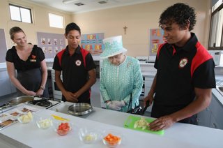 La Reina Isabel II busca cocinero por 27.000 euros anuales