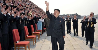 Foto: Kim visita a sus tropas tras lanzar cinco cohetes de corto alcance (REUTERS)
