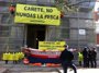 Greenpeace coloca una barca de pesca frente a Agricultura
