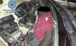 Foto: La Policía salva de asfixiarse a dos inmigrantes abandonados en un coche en Melilla por un traficante de personas  (EUROPA PRESS/POLICÍA)