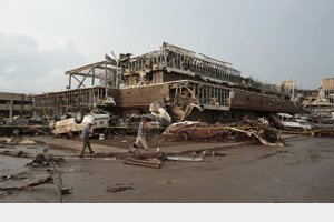 Localizan a más de 100 personas con vida en Oklahoma tras el paso del tornado