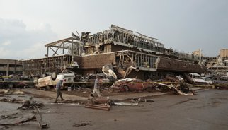 Localizan a más de 100 personas con vida en Oklahoma tras el paso del tornado