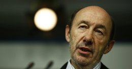 Foto: Rubalcaba vuelve a recordar su petición de dimisión a Rajoy tras el reconocimiento de sobresueldos de dirigentes del PP (EUROPA PRESS)