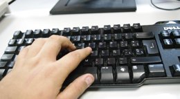 Foto: Un total de 2,4 millones de españoles compraron moda por Internet en 2012  (EUROPA PRESS)