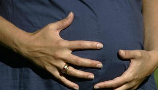 Una dona sense ovaris dóna a llum