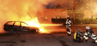Foto: Cientos de jóvenes incendian coches y atacan a la Policía en varios suburbios de Estocolmo (REUTERS)