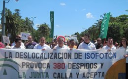 Foto: Trabajadores de Isofotón se manifiestan por las calles del centro de Málaga en protesta por el ERE (EUROPA PRESS)