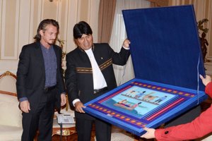 Tachan de 'falta de respeto' al Estado boliviano la petición de Sean Penn sobre el Dakar