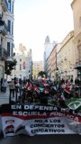 
                              Foto: Cientos de personas reclaman al Gobierno de Aragón que defienda a la escuela pública