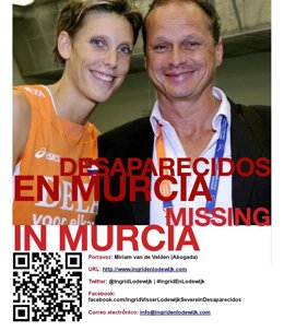 Foto: Un grupo de allegados de los holandeses desaparecidos en Murcia y voluntarios se concentran para repartir pósters (FAMILIA INGRID Y LODEWIJK)